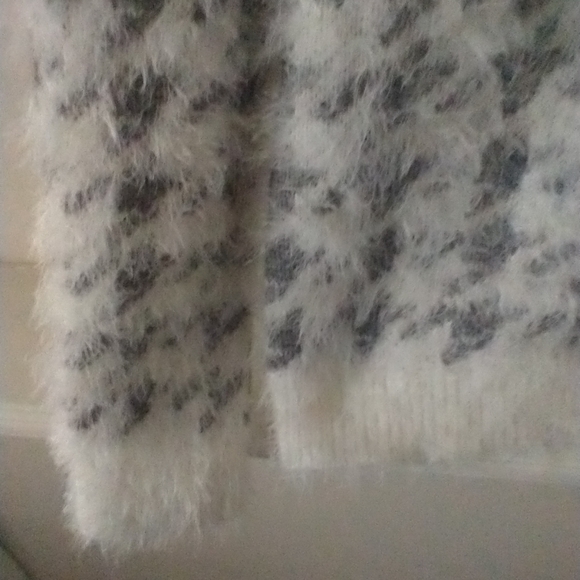 Mudd Fuzzy Women Eyelash Sweater Gray&White Houndstooth Check Crew Neck Size M - Picture 8 of 9